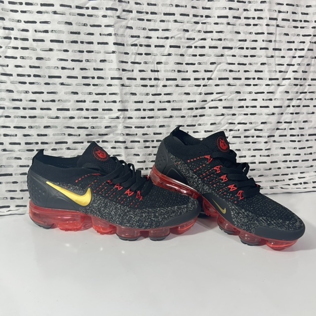 Vapor Max negro rojo dorado